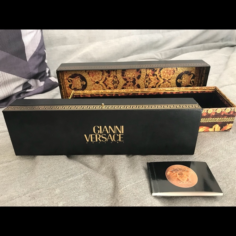 Versace - Picture 3 of 8
